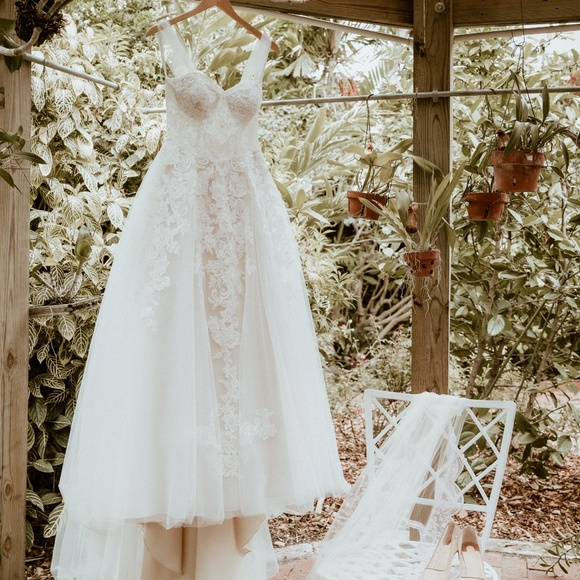 Wedding Dress - Picture 1 of 4